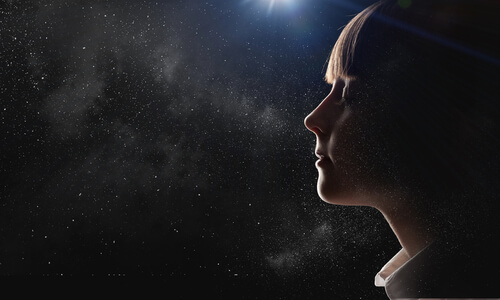 Niña con los ojos cerrados