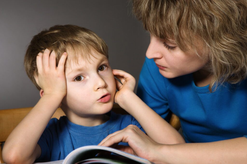 Niño hablando con su madre