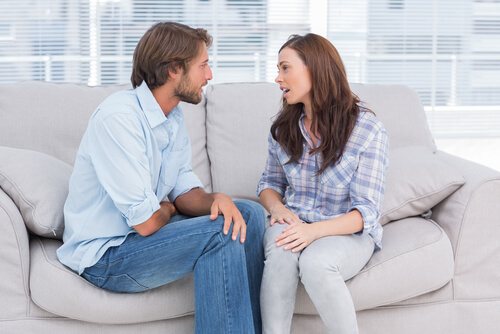 Couple discutant dans le salon