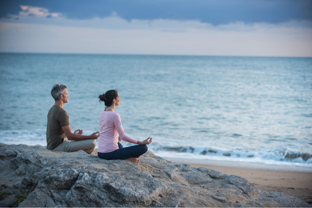 Pareja felices de aprender a meditar