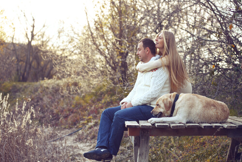 Pareja con su perro al aire libre