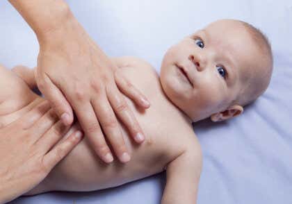Los beneficios del masaje para bebés