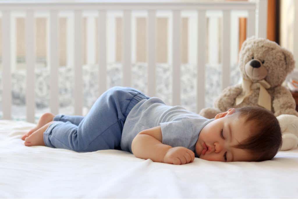 Bambino che dorme e rappresenta l'apnea notturna nei bambini