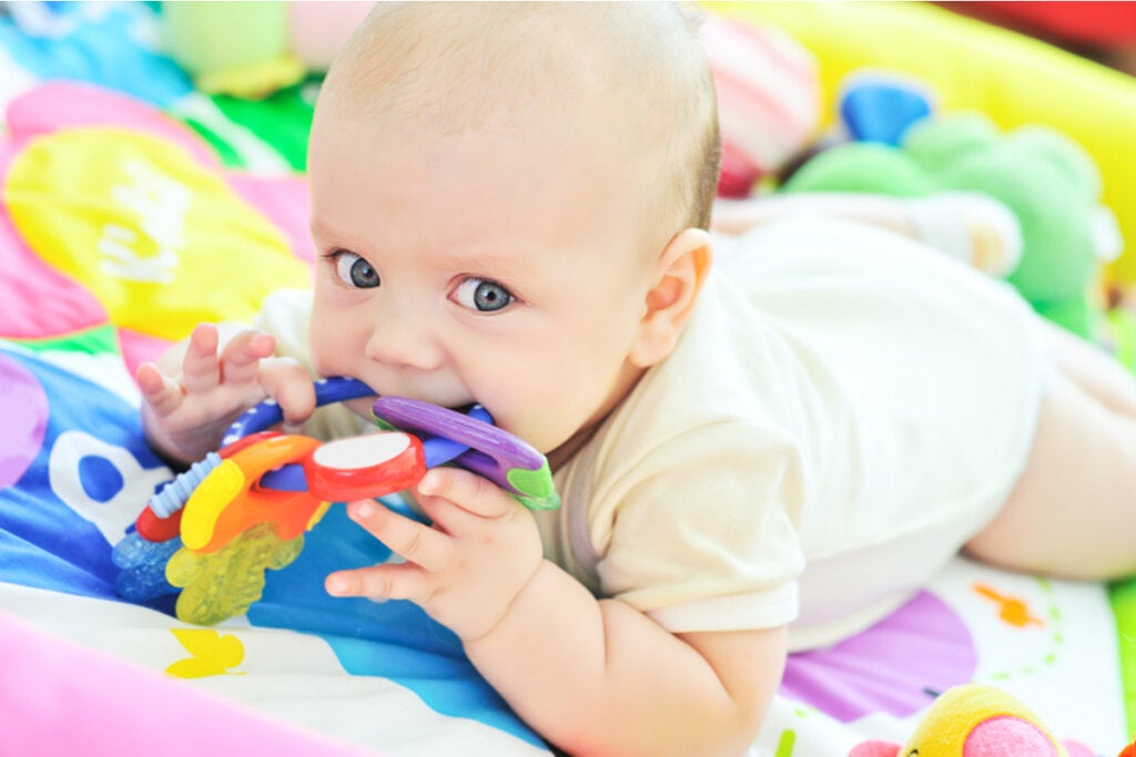 Bebé con juguetes de colores