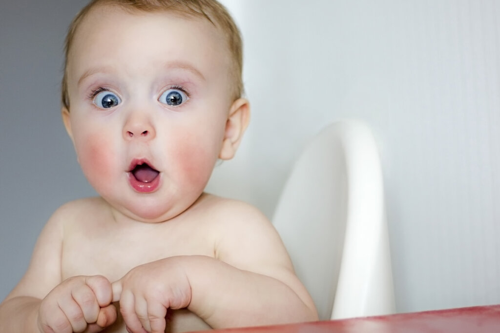 Bebé sorprendido