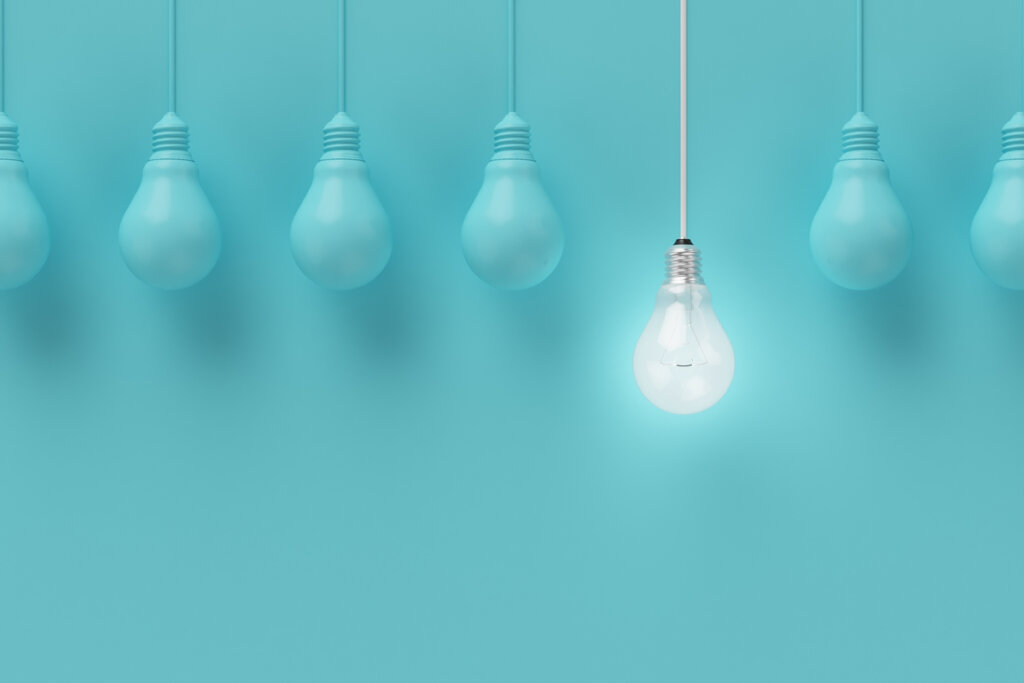 Bombillas apagadas y una encendida