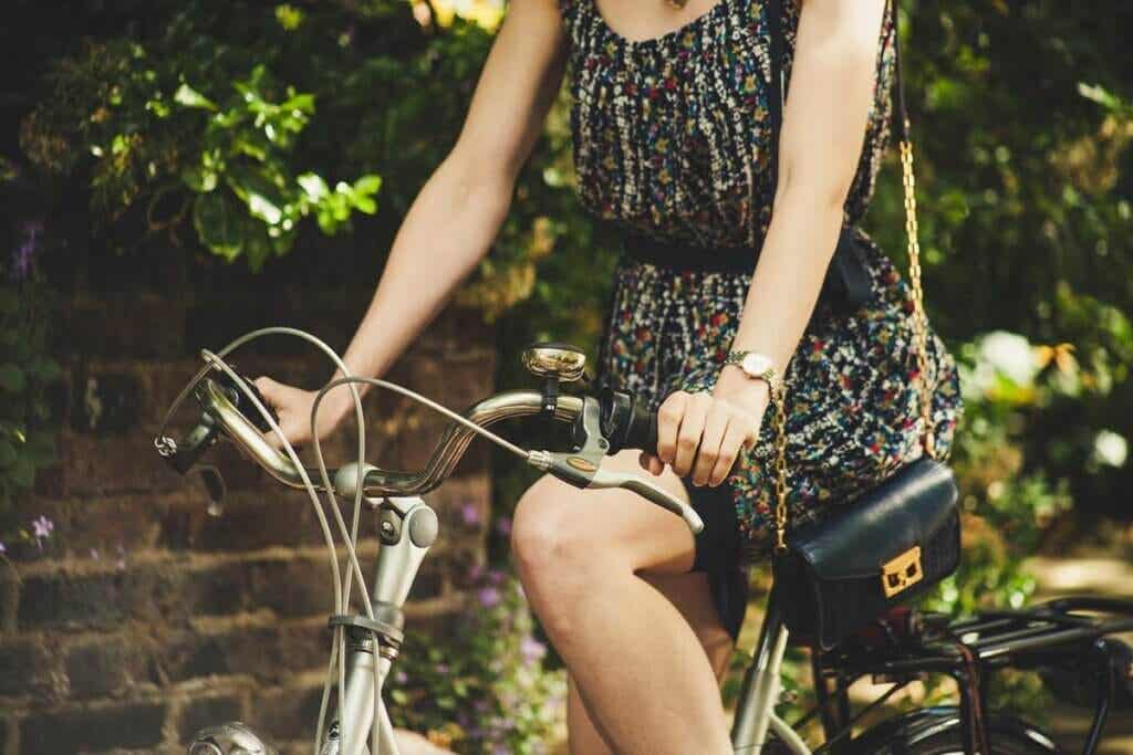 Chica en bici para representar a las personas frugales