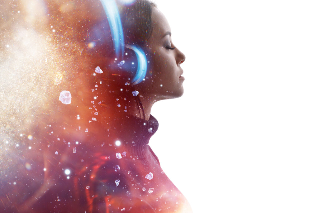 Chica escuchando música