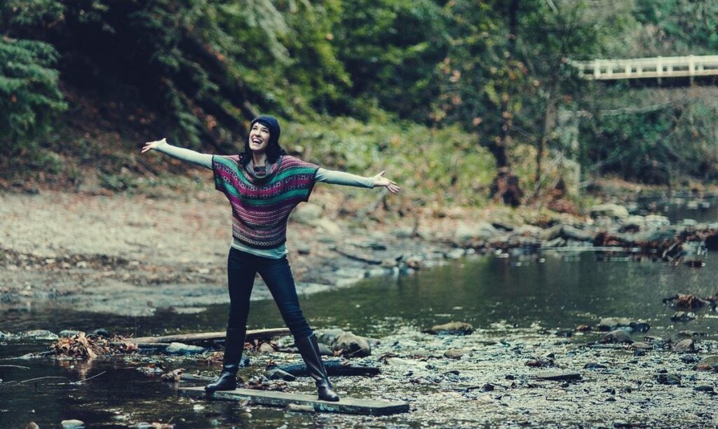 Chica feliz por desarrollar una personalidad más atractiva y carismática