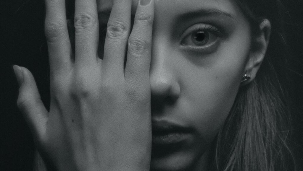 Mujer tapándose mitad de la cara