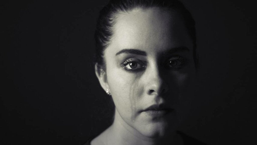 Mujer triste llorando