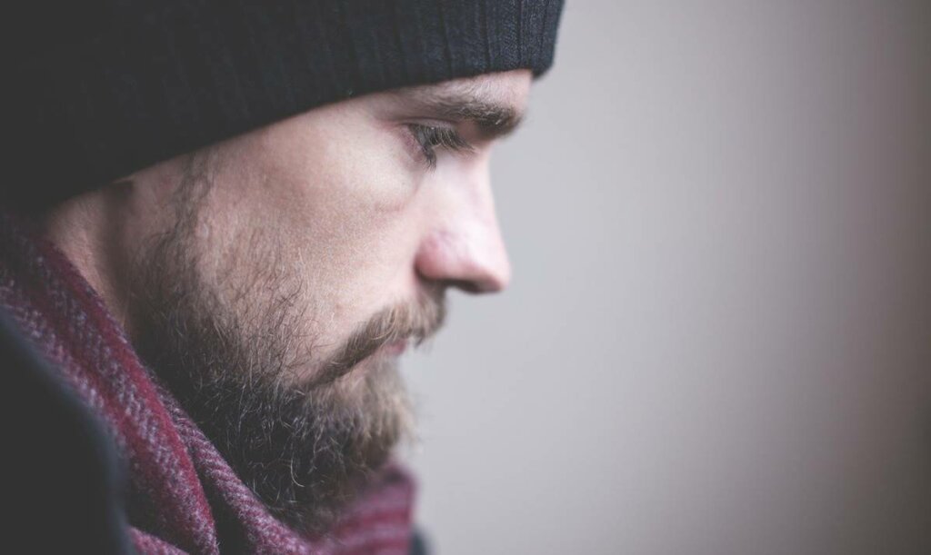 Garçon triste représentant des personnes incapables d'aimer