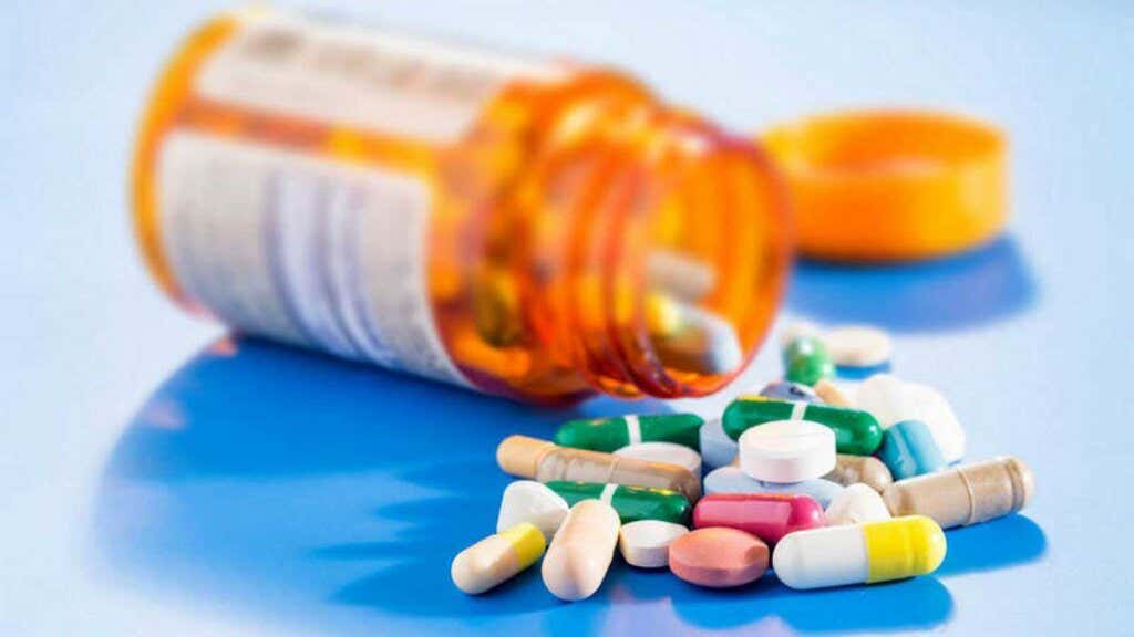 Butelka na pigułki przedstawiająca efekty połączenia leków przeciwdepresyjnych i anksjolitycznych