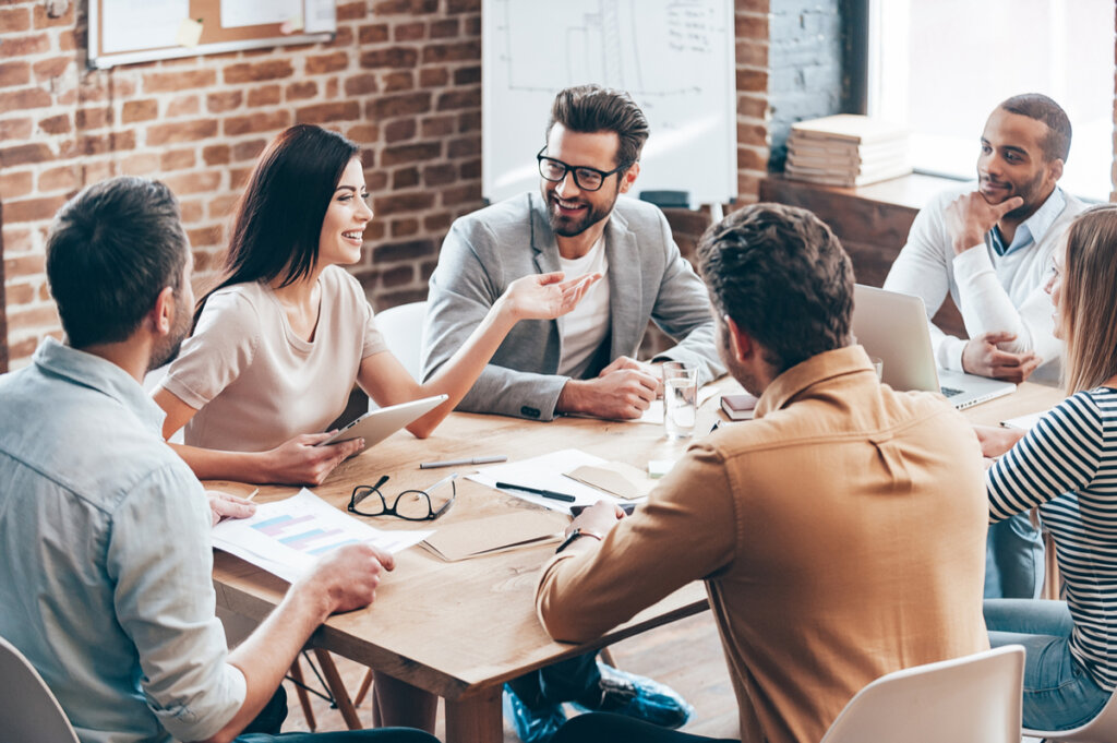 Grupo de trabajo hablando
