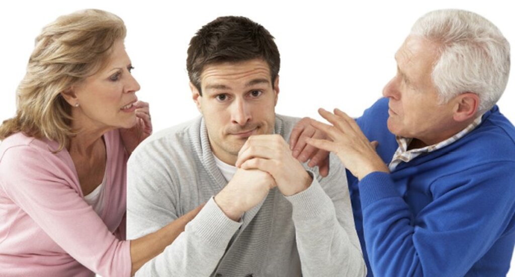 Padres controlando a su hijo
