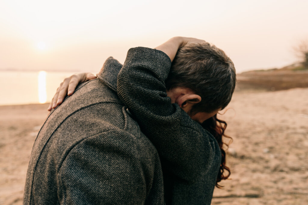 Hombre abrazando a su pareja