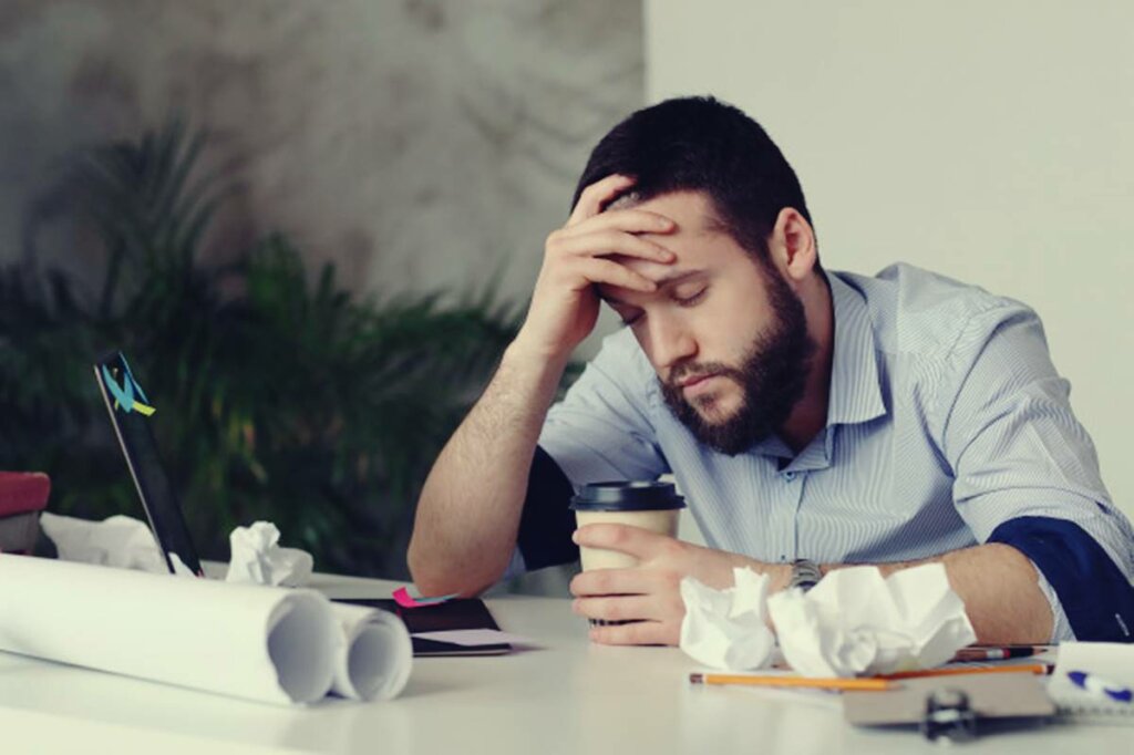 hombre que sufre el complejo de Atlas