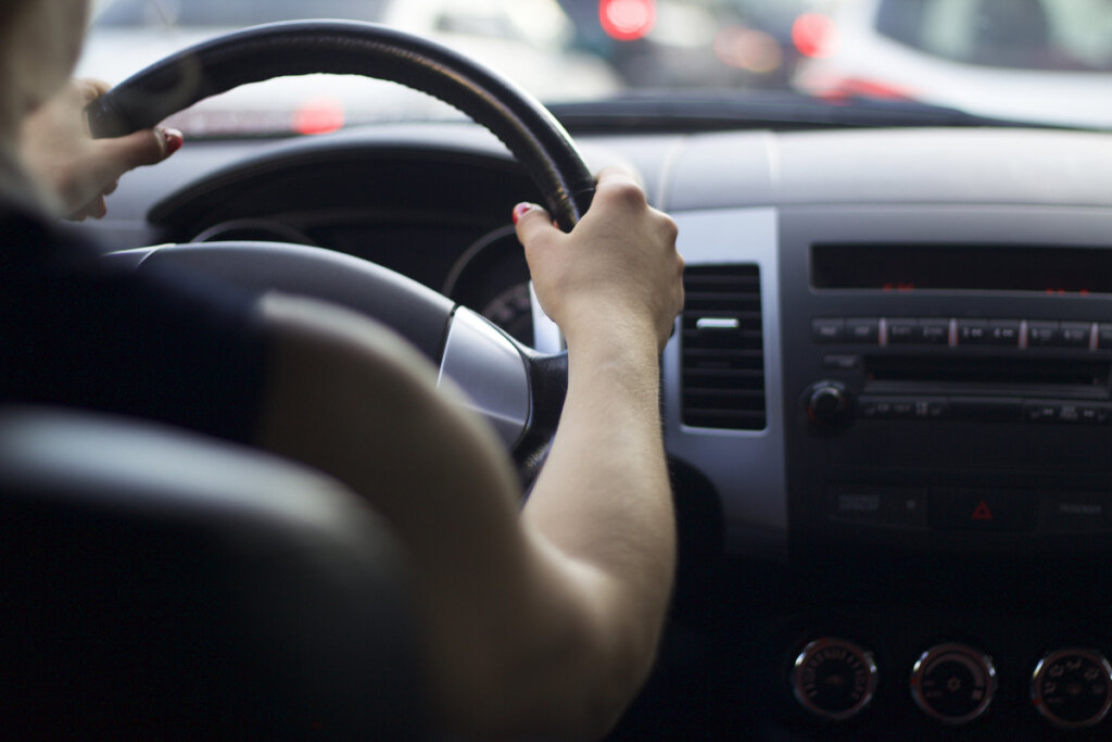 homme au volant
