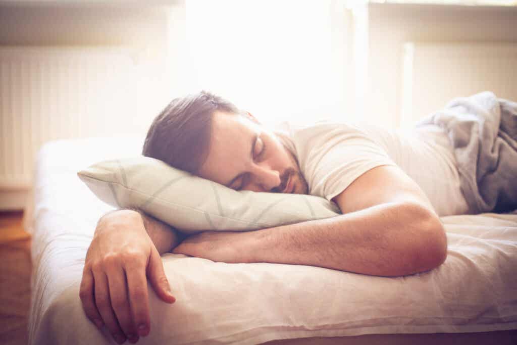 Hombre dormido representando el último pensamiento del día