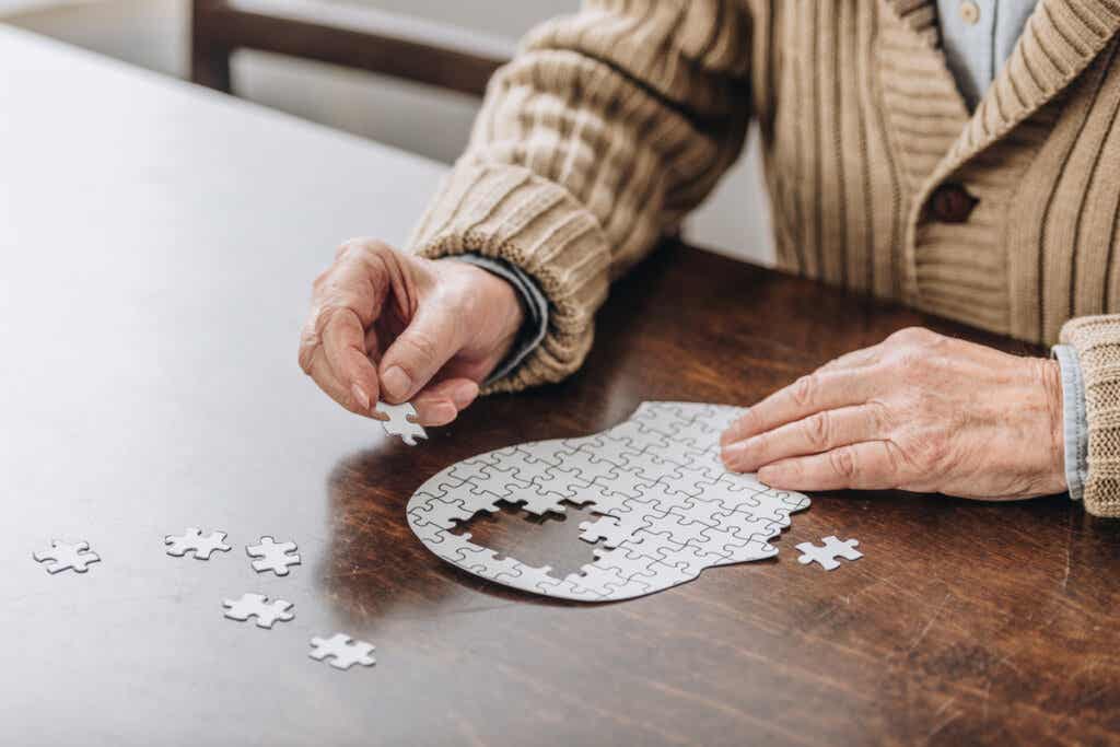 mężczyzna układający puzzle