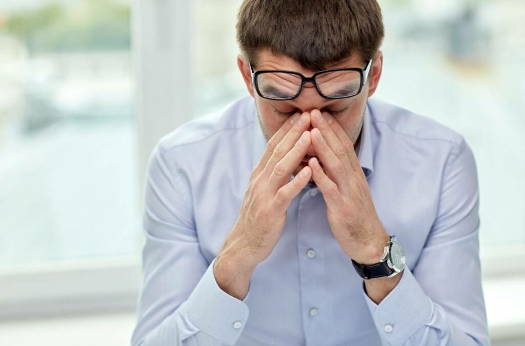Hombre que sufre hiperventilación y ansiedad