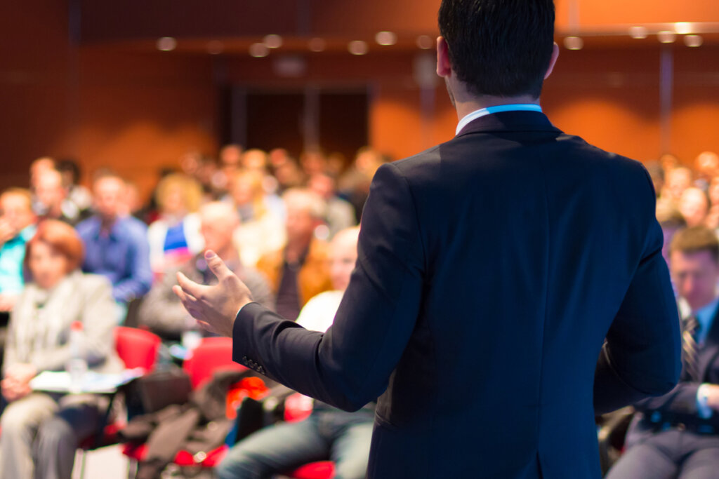 Homme donnant une conférence sur la psychologie