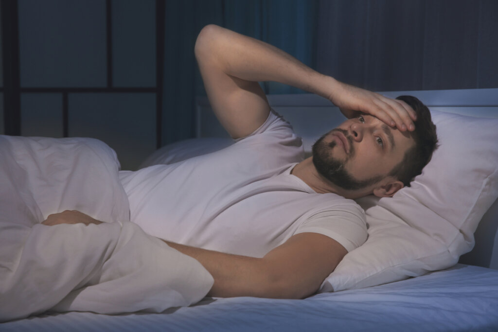 Homme avec anxiété la nuit et troubles émotionnels nocturnes
