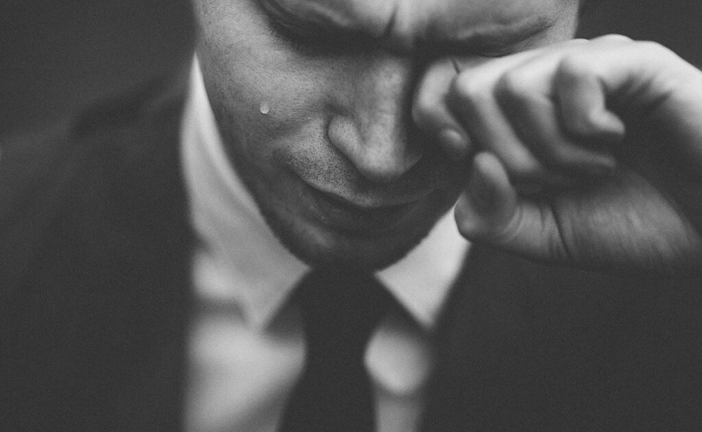 Hombre llorando