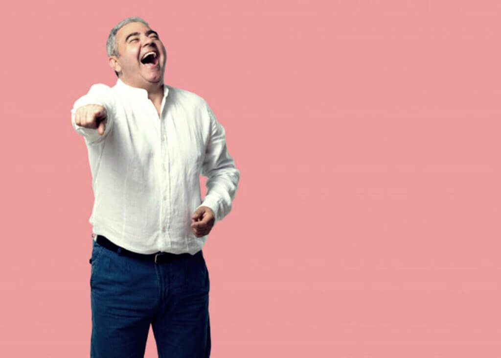 Hombre mayor riéndose