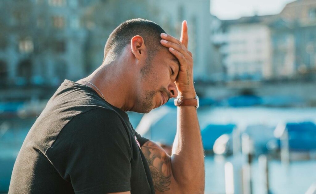 Hombre pensando que todo me pasa a mí