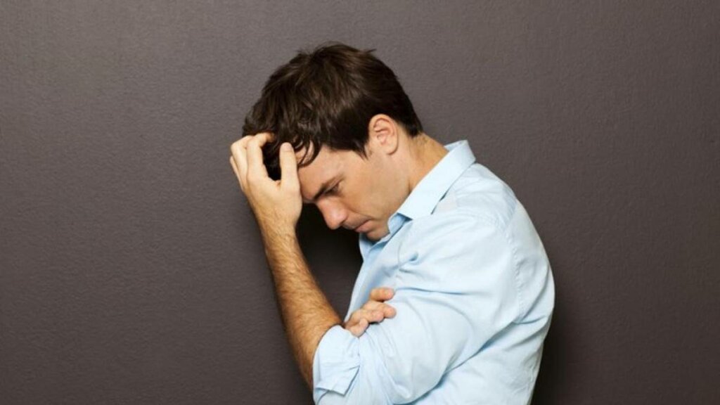 Chico pensando muy preocupado