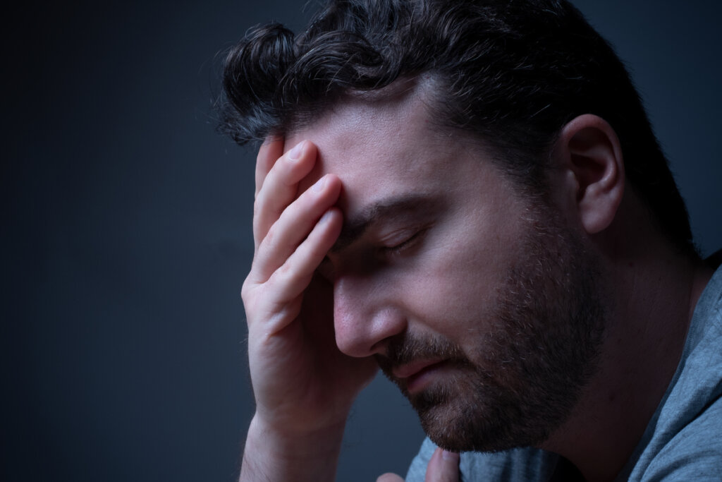 Homme inquiet se demandant pourquoi les choses m'affectent autant?