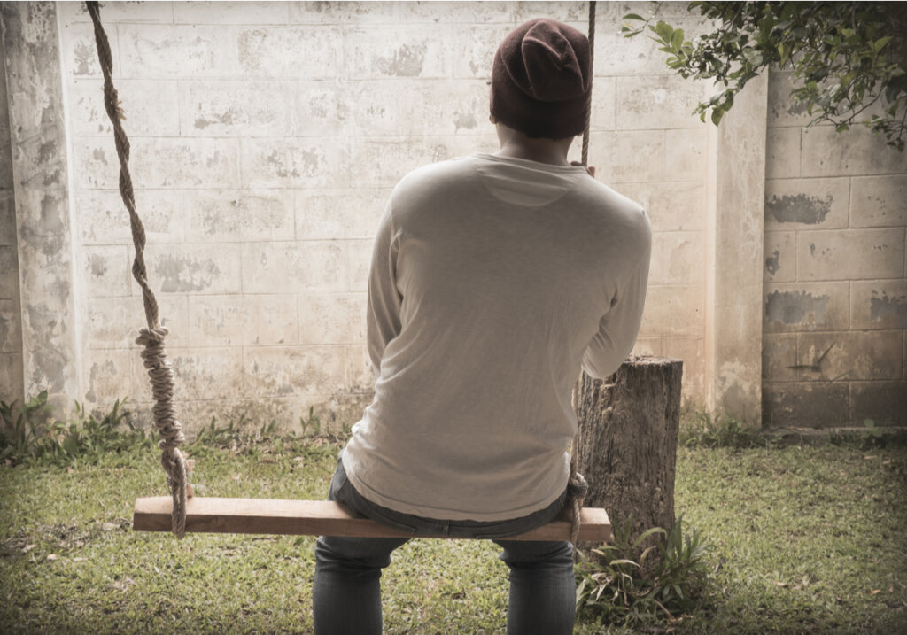 Man zit op een schommel