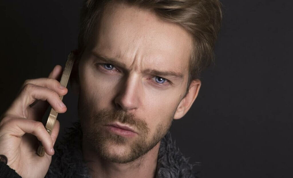 Hombre con teléfono