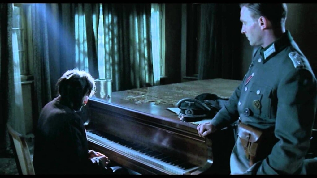 Hombre tocando el piano