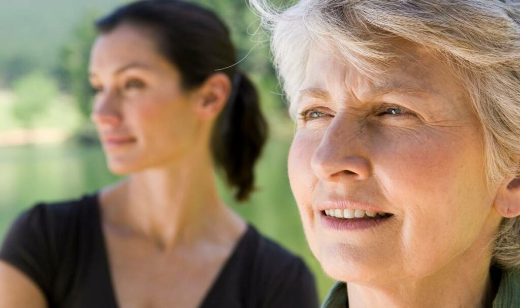 Mujer preguntándose cómo superar la separación de tus padres cuando eres adulto