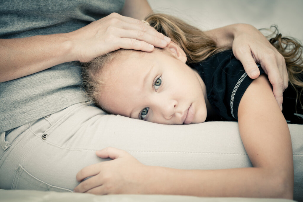 Madre con niña con miedo