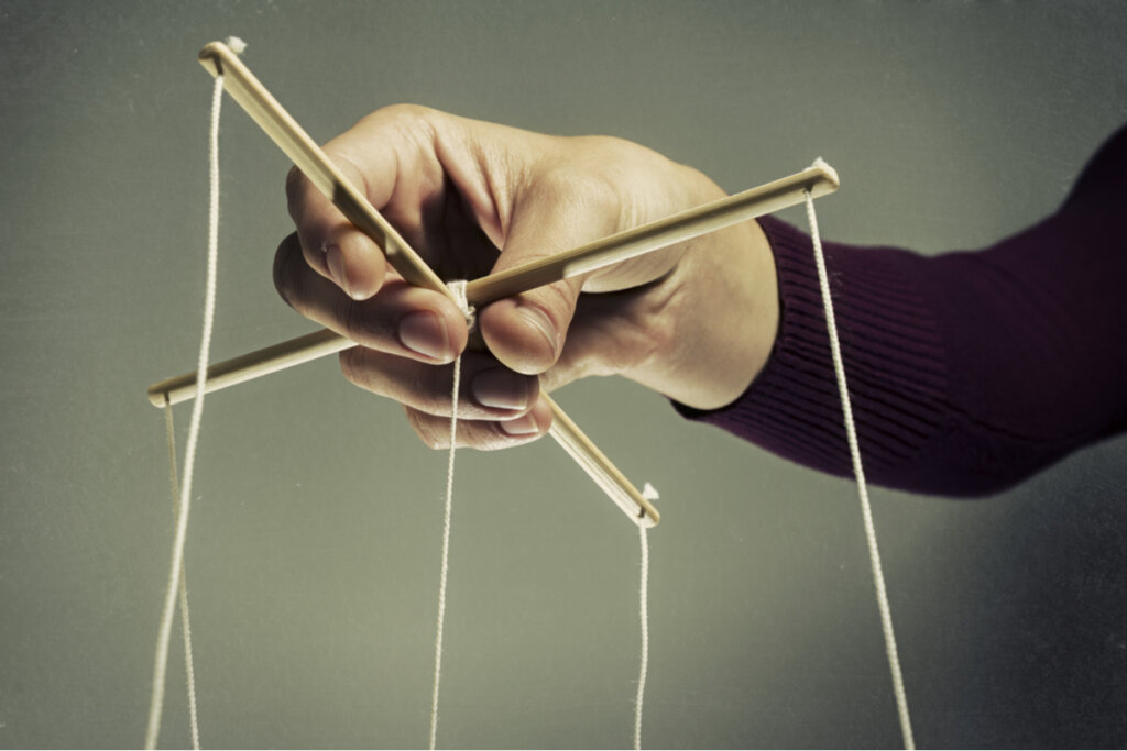 Narzisstische Triangulierung: Drittpersonen zur Manipulation anderer einsetzen