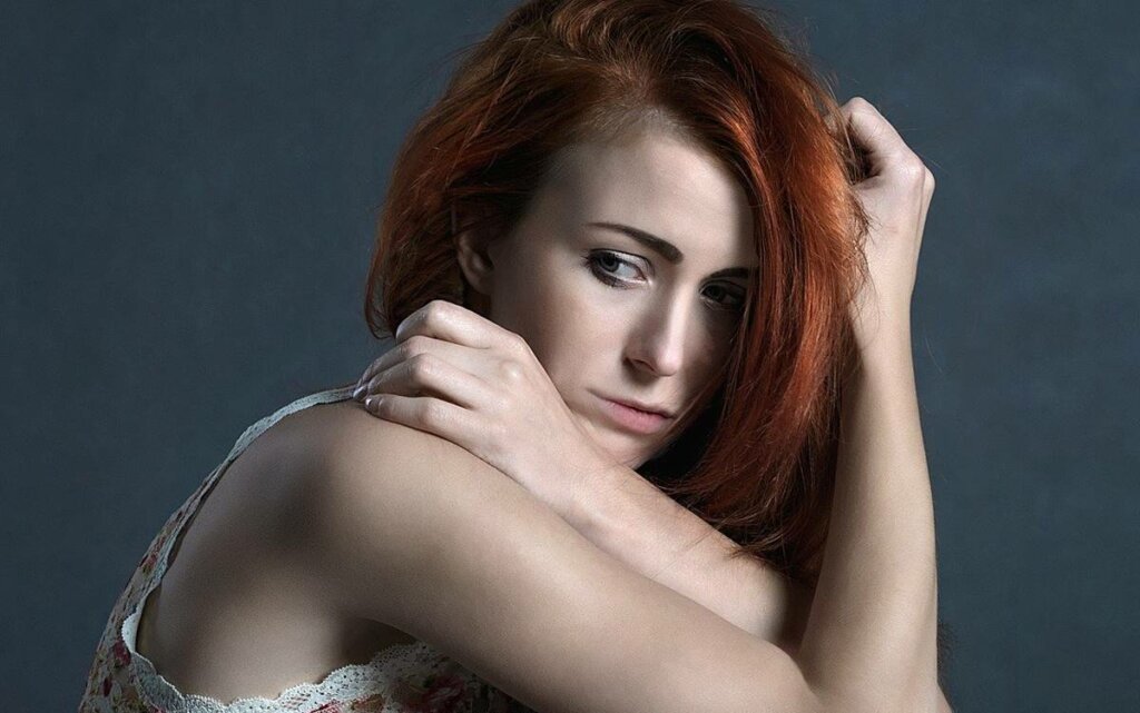 Mujer asustada debido a la Inseguridad y baja autoestima