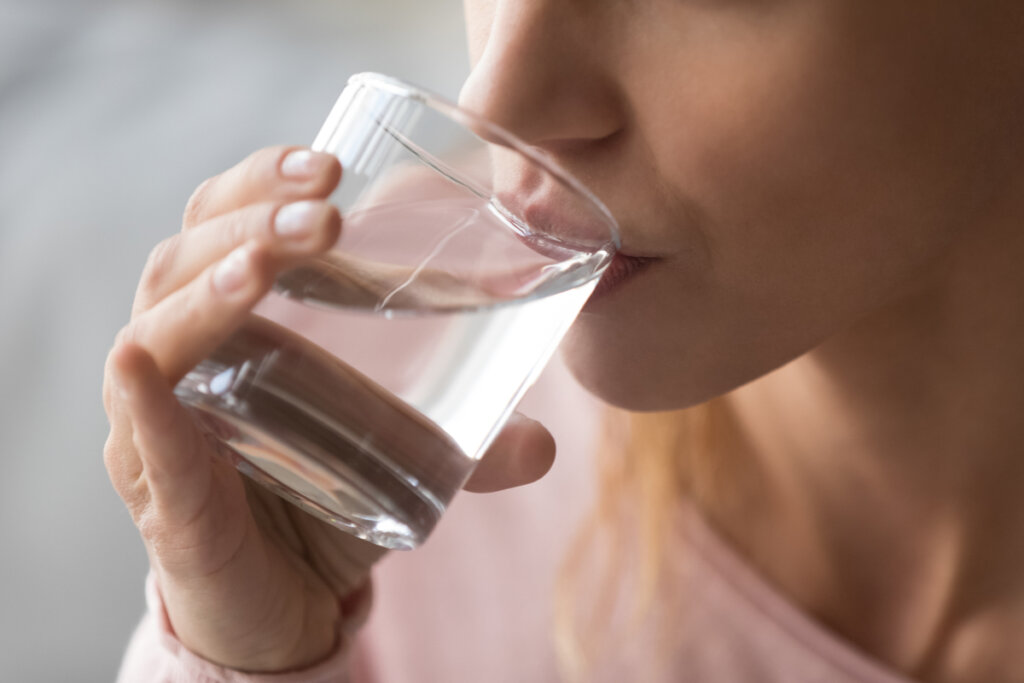 Mujer bebiendo agua