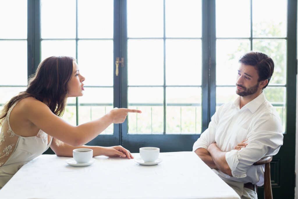 Mujer discutiendo con su marido