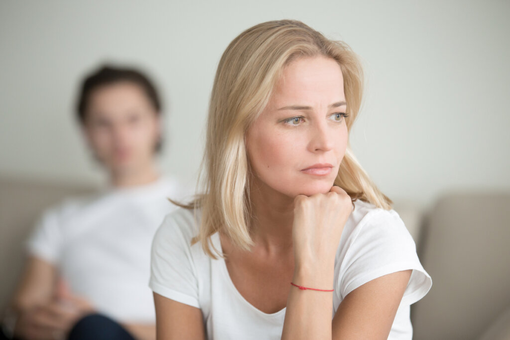 Mujer dudando su situación
