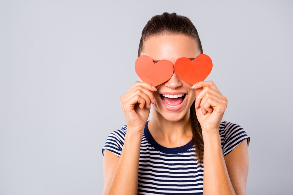 Mujer enamorada con corazones en los ojos
