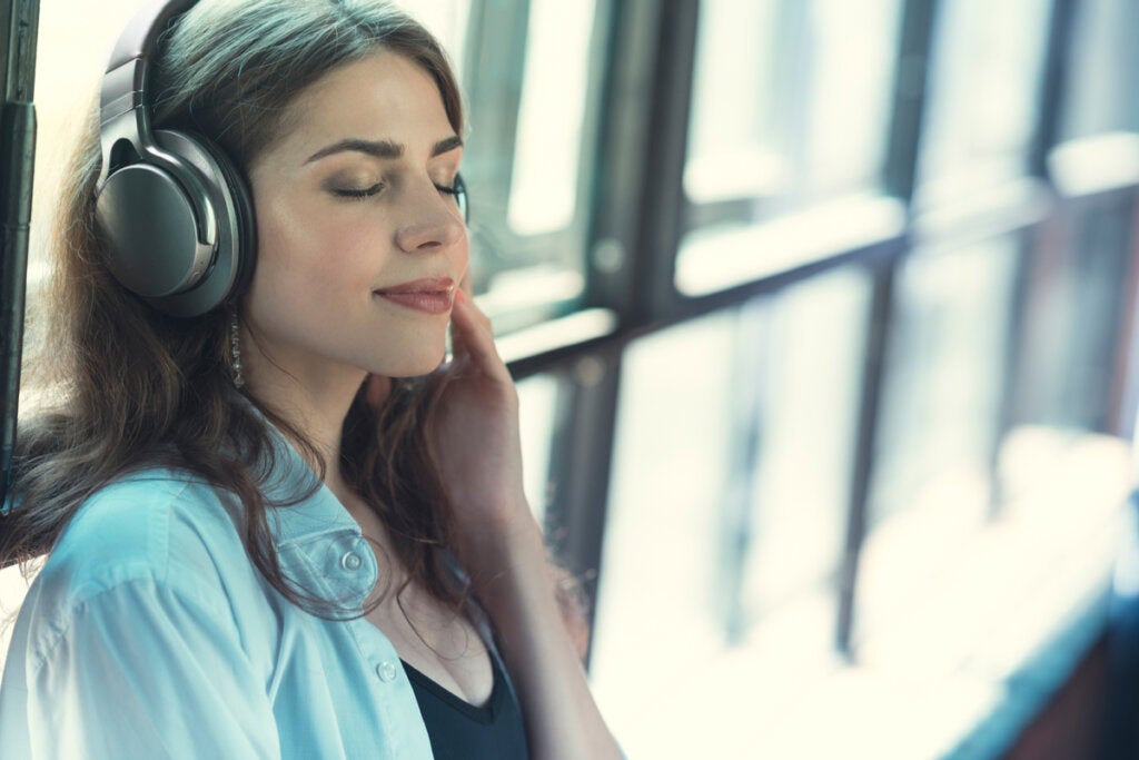 Kobieta słuchanie muzyki w pracy