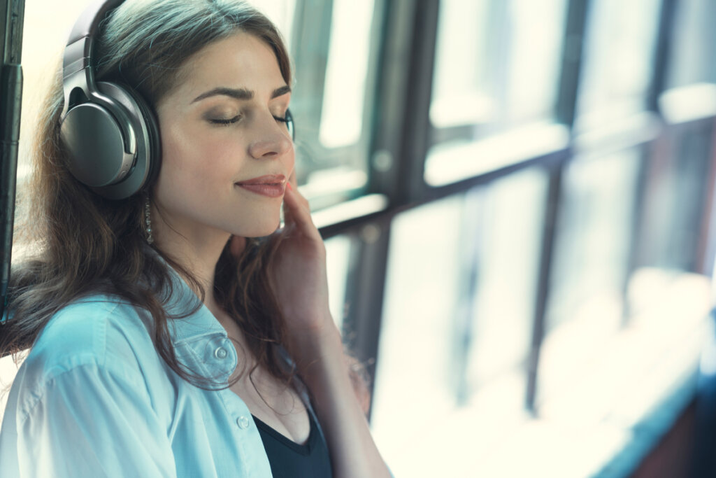 Femme écoutant de la musique