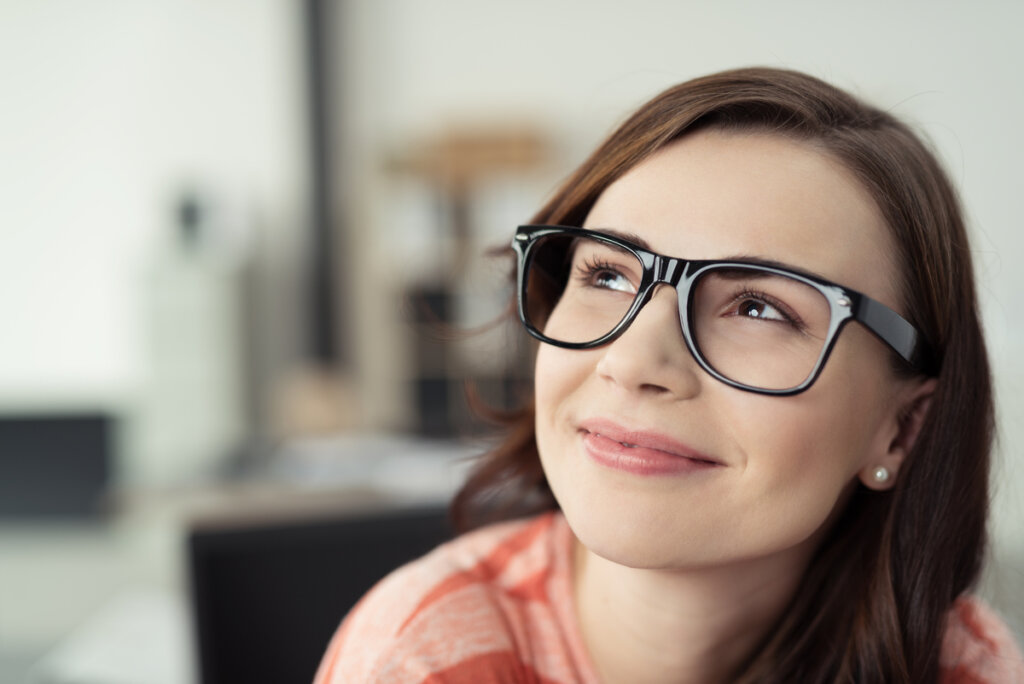 Mujer con pensando en las diferencias entre inteligencia fluida e inteligencia cristalizada