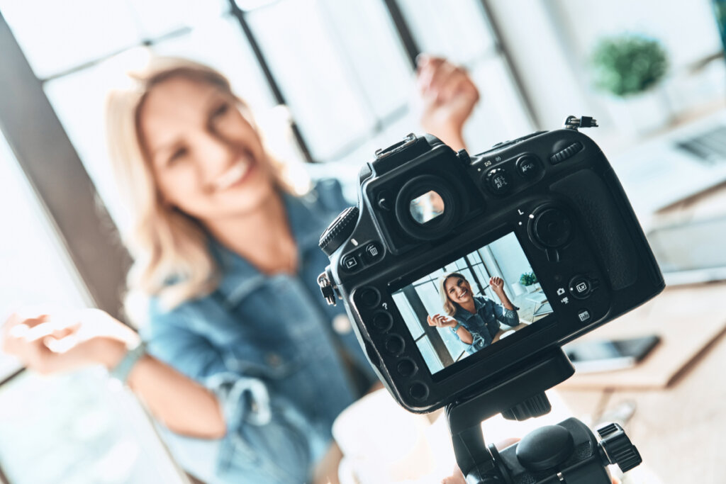 Mujer grabando un programa