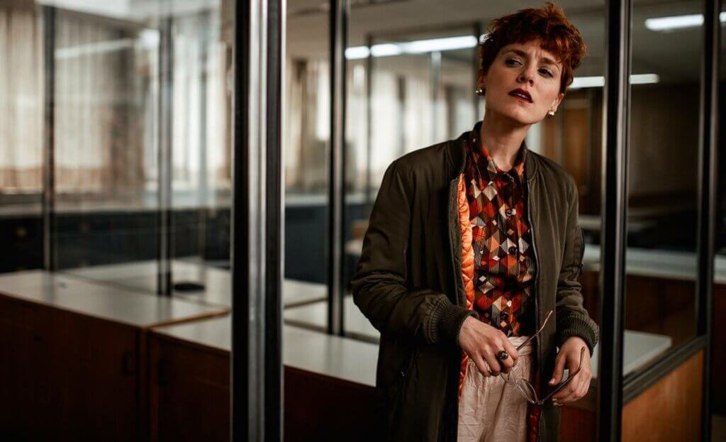 Mujer inquieta sujetando sus gafas