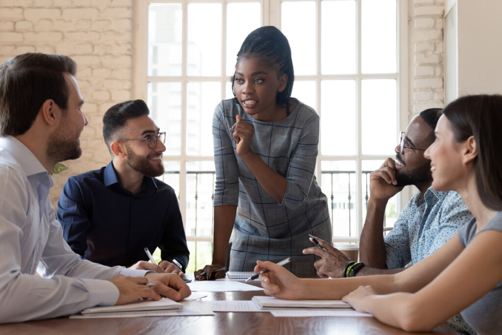 Femme avec son équipe représentant les leaders les plus efficaces