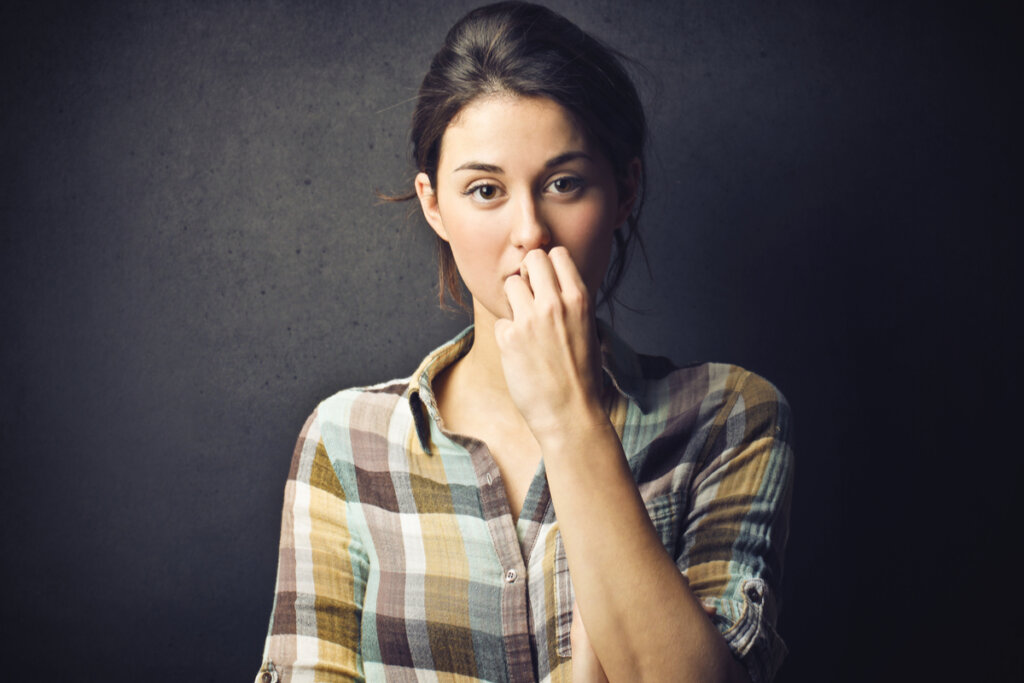 Mujer pensando en sus dificultades para imaginar